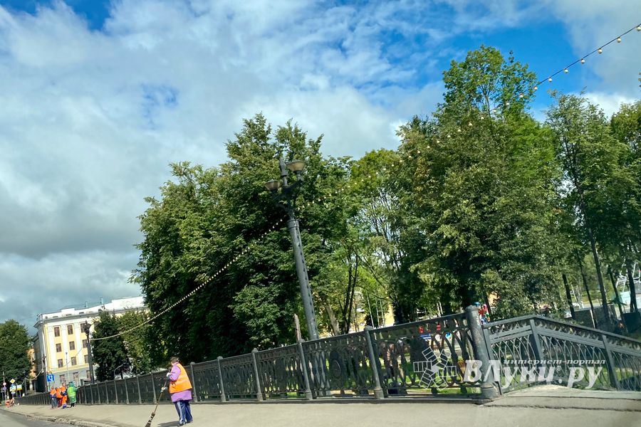 На центральном мосту затруднено движение (ФОТО)