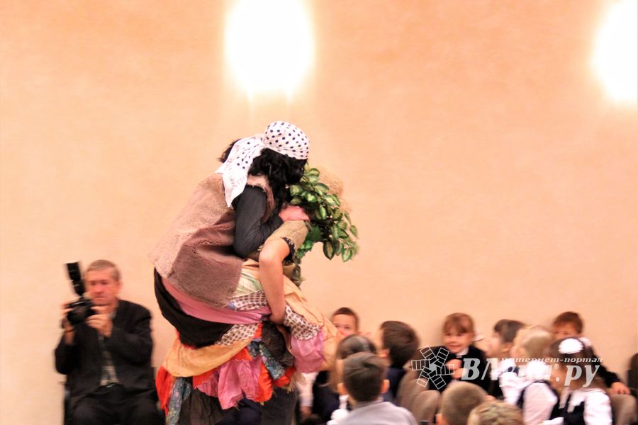 Зачем самых младших учеников 13-й школы испачкали мелом (ФОТО)