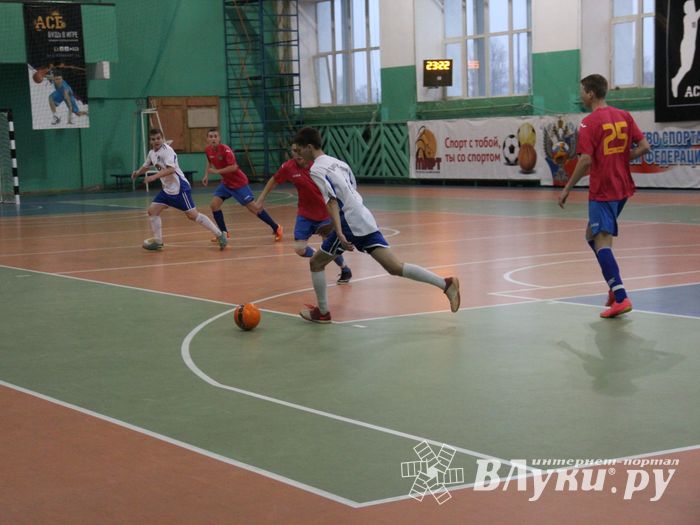 В Великих Луках продолжается Первенство города по мини-футболу (фото)