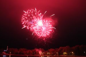В Великих Луках прогремел праздничный салют в честь Дня Победы (ФОТО)