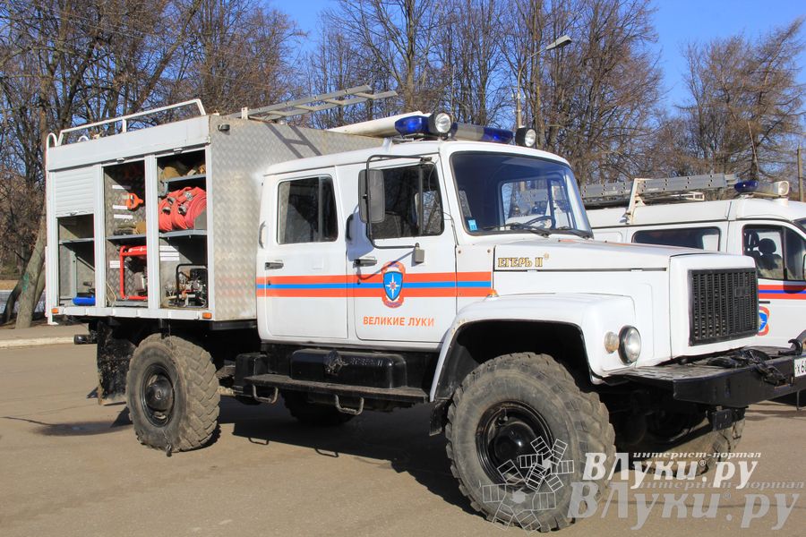 В центре Великих Лук спасатели продемонстрировали свою технику (ФОТО)