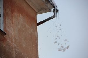 В Великих Луках чистят снег с крыш (ФОТО)