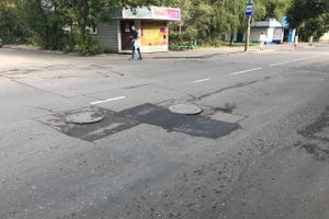 Опасность под ногами: Великие Луки поглотит канализационная пучина? (ФОТО)