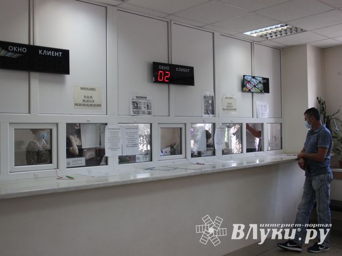 Сотрудников великолукского отдела ГИБДД поздравили с праздником (ФОТО)