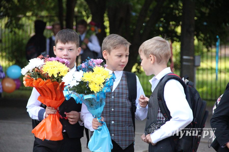 Самую многочисленную школу Великих Лук пополнили 116 первоклассников (ФОТО)