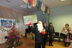 В Островском районе сотрудники ГИБДД провели для детей акцию «Полицейский Дед Мороз» (фото)