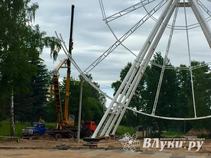 В Великих Луках убрали старое колесо обозрения (ФОТО)
