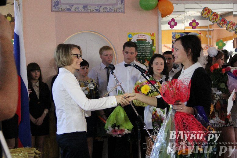 В Великих Луках прозвенели «Последние звонки»