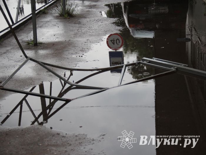 В Великих Луках автомобиль протаранил ограждение и «припарковался» на остановке (ФОТО)