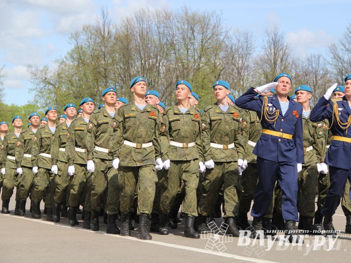 Парад Победы в Великих Луках (фото)