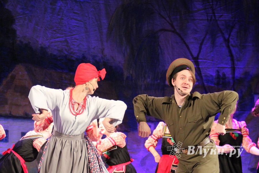 Кони стоят пьяные, хлопцы запряженные — в ГДК Ленина сыграли «Свадьбу в Малиновке» (ФОТО)