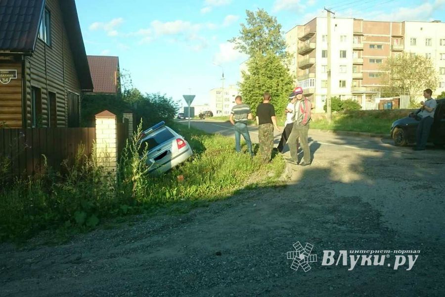 В Новосокольниках машина ДПС оказалась в кювете (ФОТО)