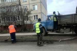 На улице Дьяконова чистят обочину дороги (ФОТО)