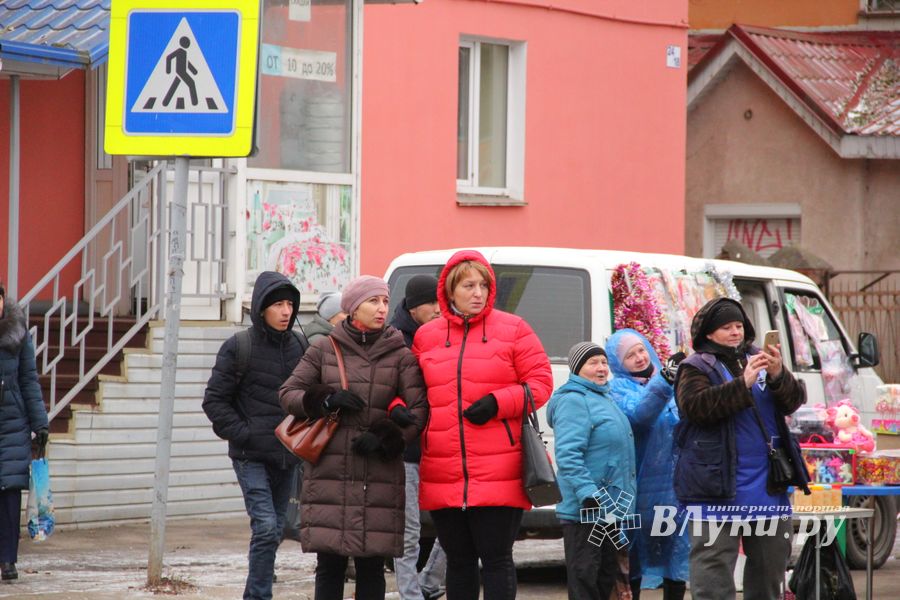 Негабаритный автопоезд вновь следует по улицам Великих Лук