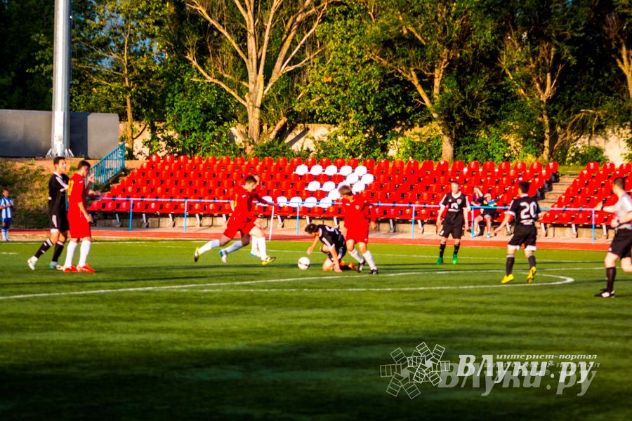 Матчи по футболу в рамках Первенства России проходят в Великих Луках (фото)