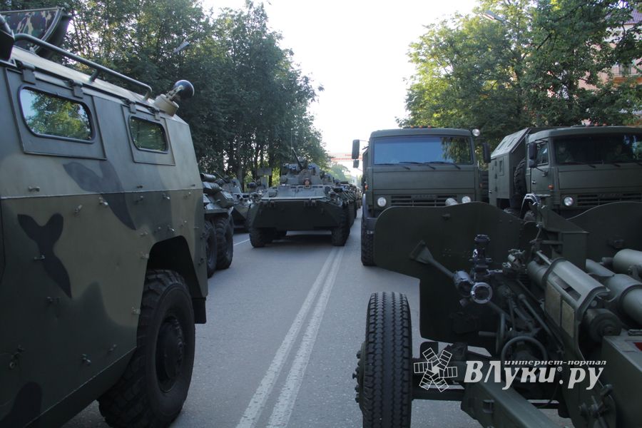 Военный парад в Великих Луках (ФОТО)