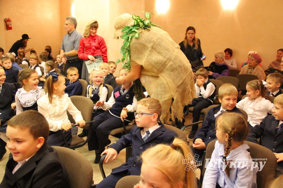 Зачем самых младших учеников 13-й школы испачкали мелом (ФОТО)