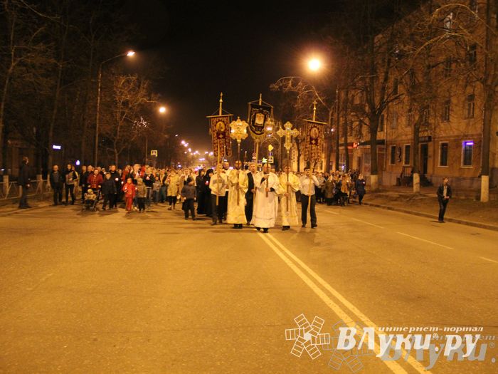 Крестным ходом встредили великолучане светлый праздник Пасхи