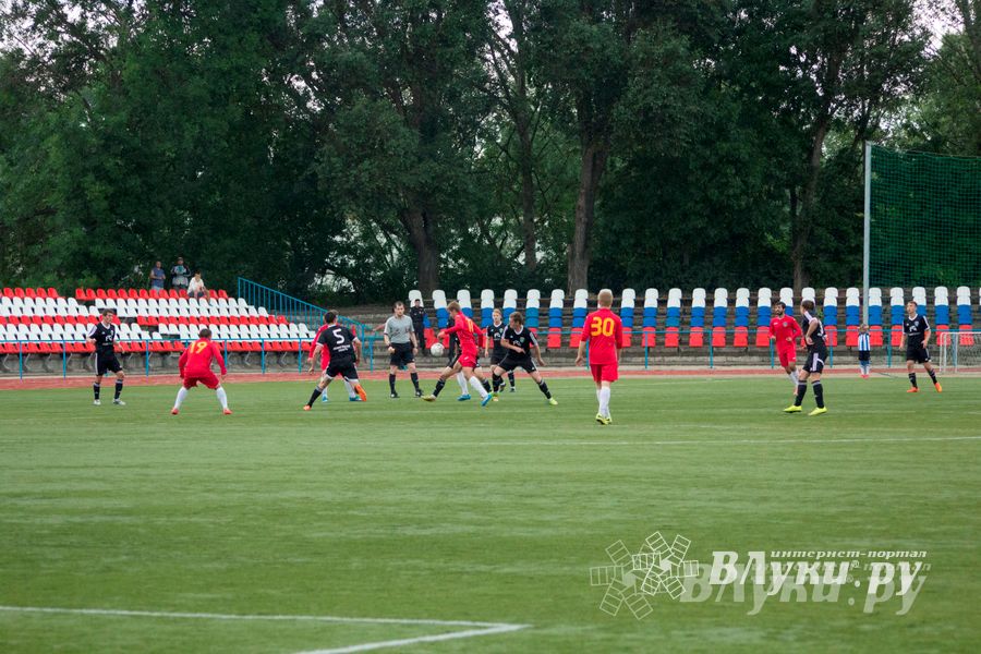 Матчи по футболу в рамках Первенства России проходят в Великих Луках (фото)