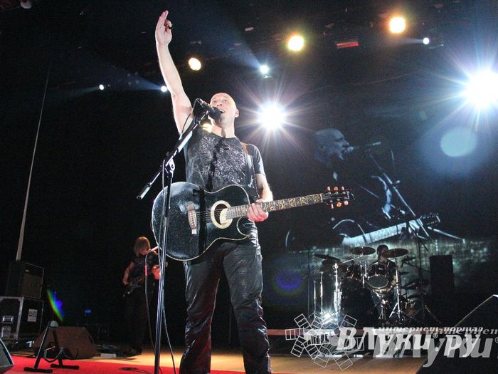 В Великих Луках состоялся концерт Дениса Майданова