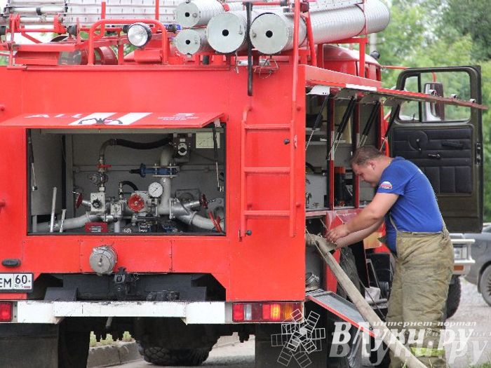 В Великих Луках прошли областные соревнования среди пожарных по спасению пострадавших