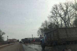 Центральный мост через Ловать в Великих Луках убирают от снега (ФОТО)