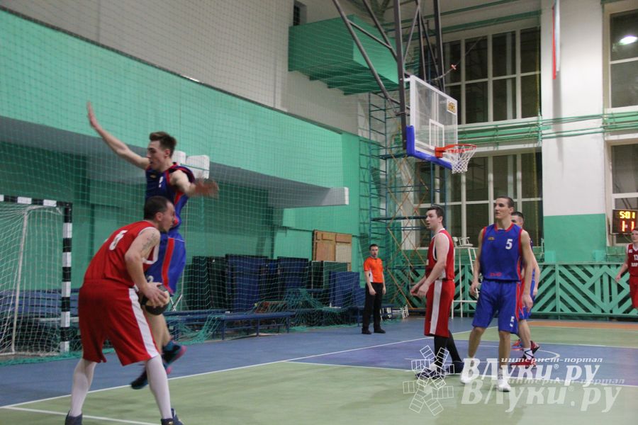 В Великих Луках проходит Открытый Чемпионат г. Великие Луки по баскетболу (фото)