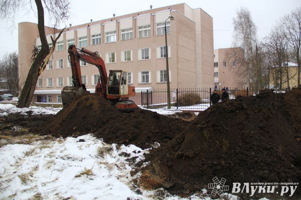Возле железнодорожной поликлиники ликвидируют прорыв канализации (ФОТО)