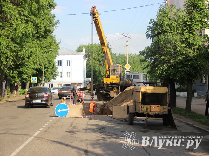 На ул. К. Либкнехта замена труб тепловых сетей (ФОТО)