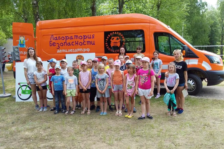 Автоинспекторы Великолукского и Невельского районов встретились с детьми (ФОТО)