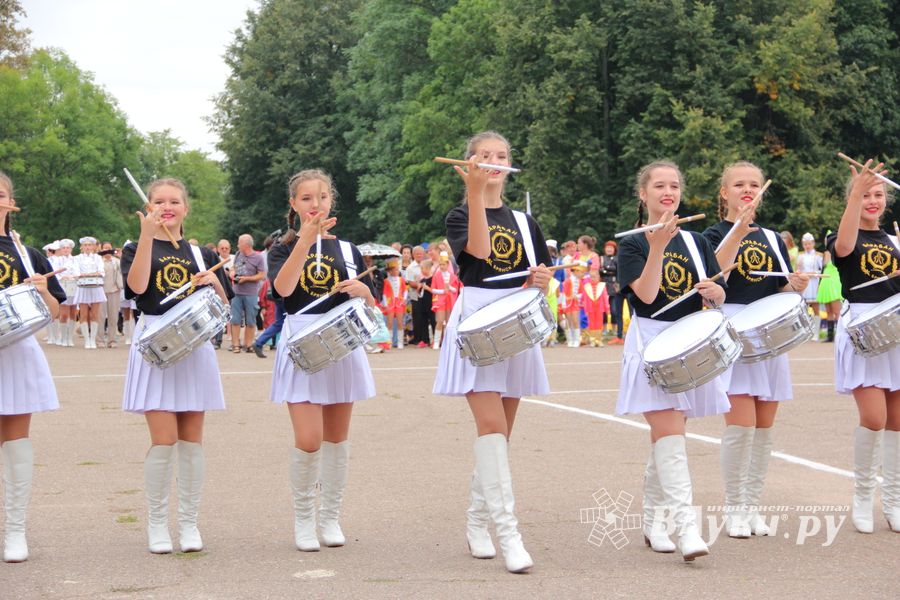 В Великих Луках проходит ​Международный фестиваль-конкурс среди мажореток и барабанщиц (ФОТО)