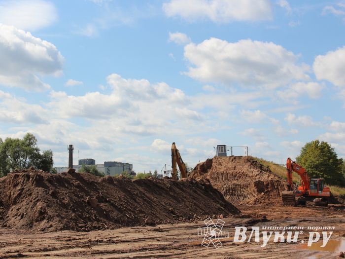  На месте строительства путепровода ведутся работы (фото)