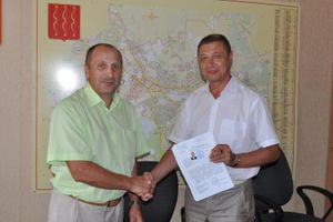 Заслуженному работнику физической культуры РФ В. Н. Андрееву вручено удостоверение депутата великолукской городской думы (фото)