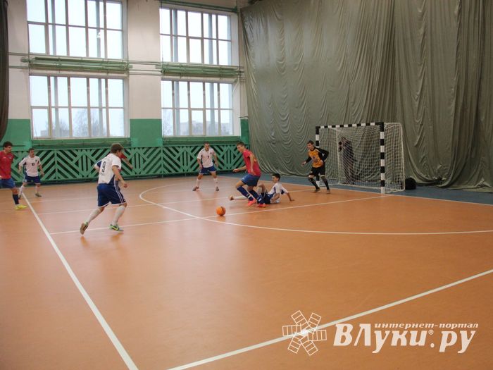 В Великих Луках продолжается Первенство города по мини-футболу (фото)