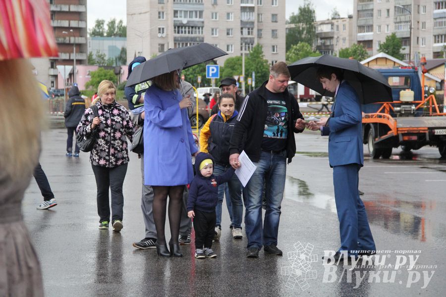 В Великих Луках прошла «Весенняя автоярмарка Великие Луки — 2015» (фото)