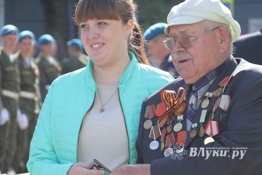 Парад Победы в Великих Луках (фото)