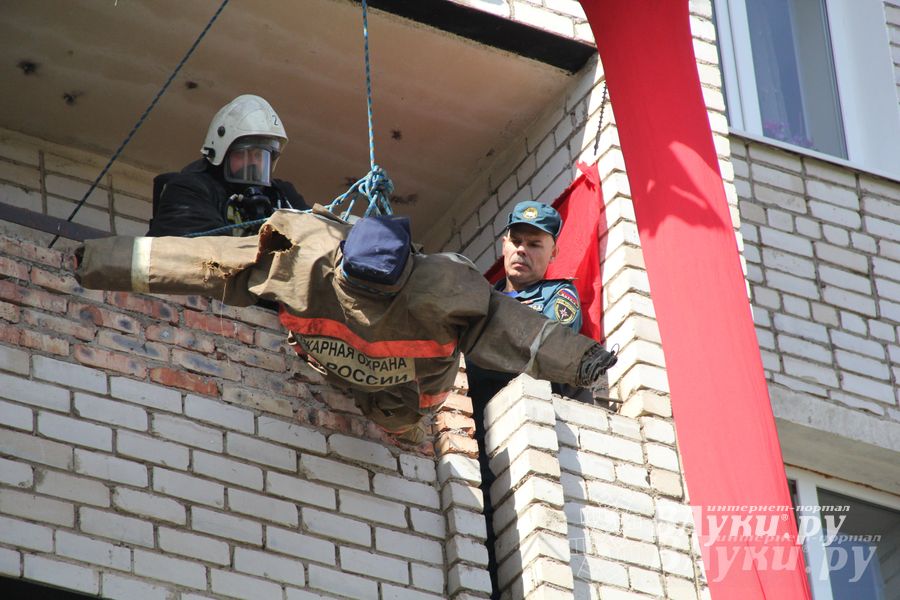 В Великих Луках прошли соревнования пожарных расчетов