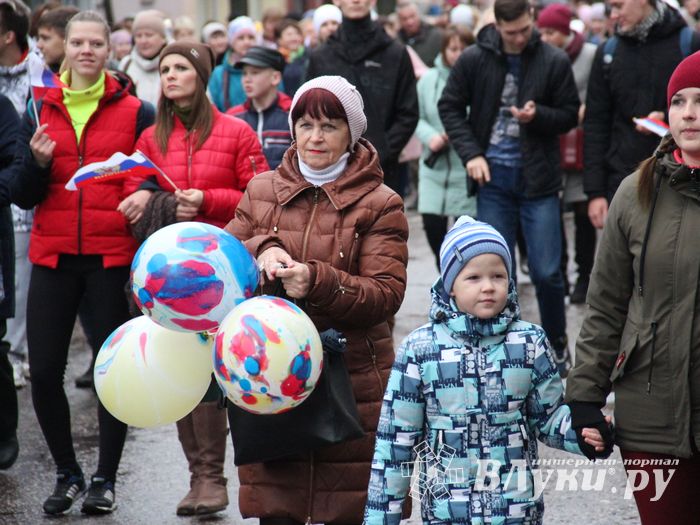 В Великих Луках прошло праздничное шествие (ФОТО)