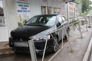 В Великих Луках автомобиль протаранил ограждение и «припарковался» на остановке (ФОТО)