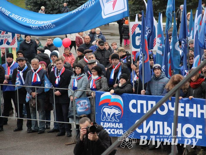 Митинг и праздничные гуляния в Великих Луках (ФОТО)