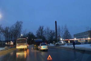 В Великих Луках столкнулись автобус и грузовик (ФОТО)