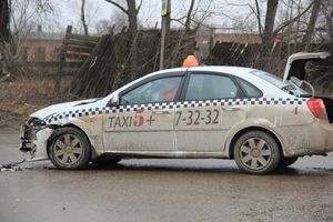 Фотофакт: ​В Великих Луках столкнулись Пежо и такси 