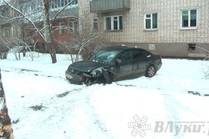 В Великих Луках водитель Фольксвагена врезался в дерево и выехал на тротуар (ФОТО)