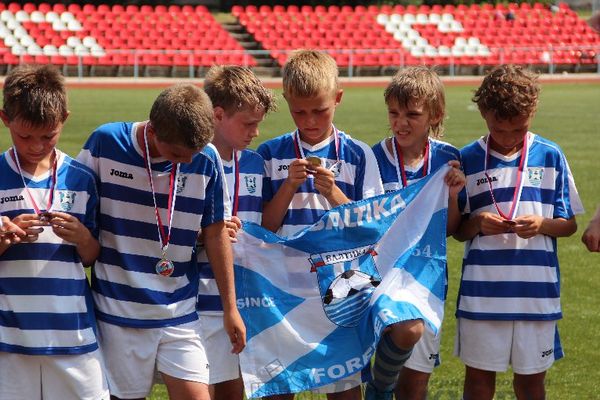 Юные футболисты из Калининграда стали победителями турнира «Локобол» в Великих Луках (фото)