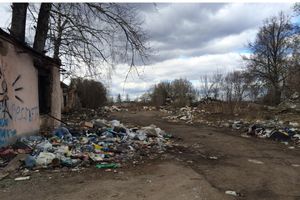 Бардак на территории кондитерской фабрики в Великих Луках (фото)