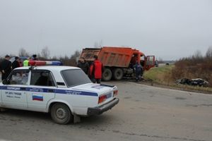 В Пскове водитель «КАМАЗа» не пропустил автомобиль «Хёндай», 2 человека погибли (фото)