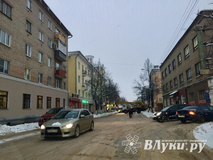 Улицу Зверева в Великих Луках заблокировал автокран (ФОТО)