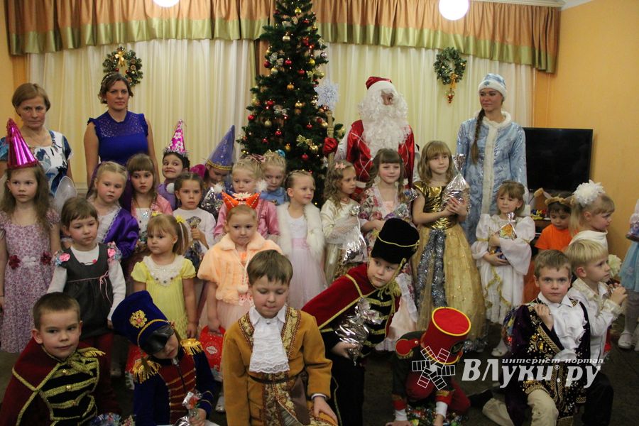 В Великие Луки пришла пора новогодних утренников (ФОТО)