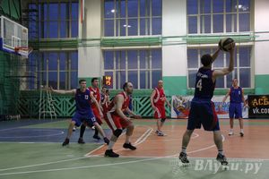 В Великих Луках проходит Открытый Чемпионат г. Великие Луки по баскетболу (фото)