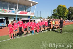 В Великих Луках стартовал открытый турнир по футболу